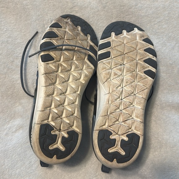 Women’s Nikes - Picture 3 of 4